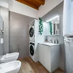 Charming House - 5 Minutes From Two Towers Apartment *