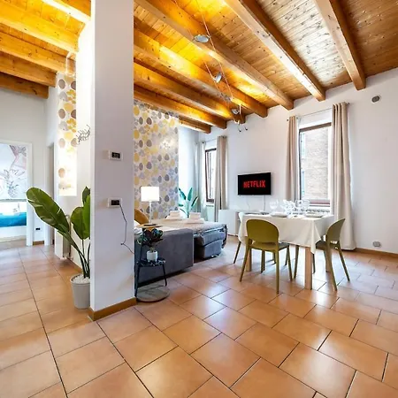 Charming House - 5 Minutes From Two Towers דירה *