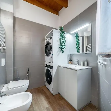 Charming House - 5 Minutes From Two Towers דירה *