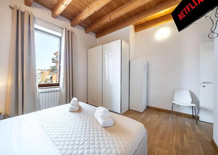 Charming House - 5 Minutes From Two Towers Apartment *