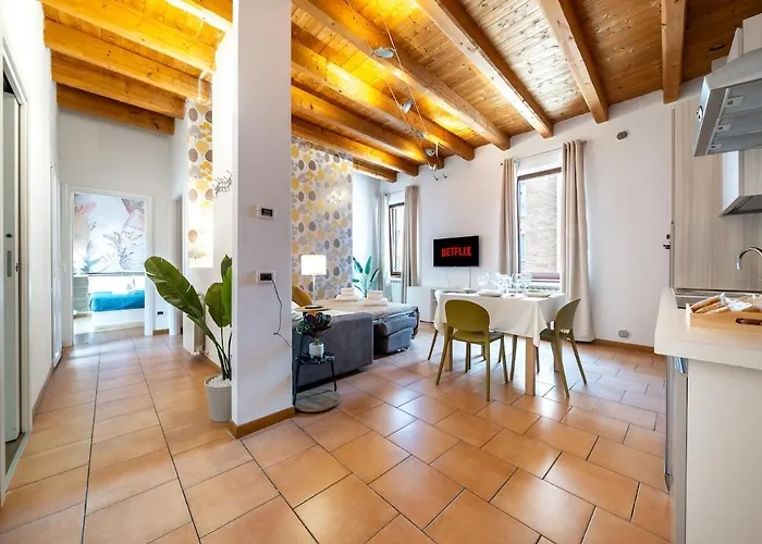 Charming House - 5 Minutes From Two Towers Apartment *