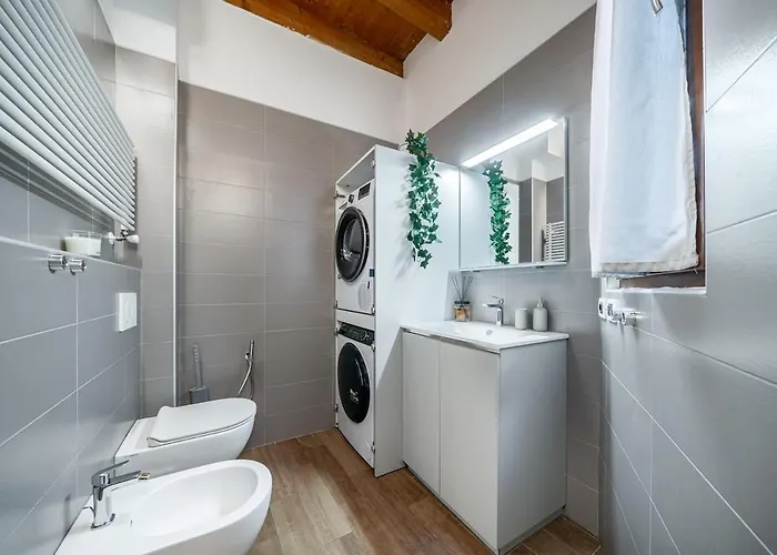 Charming House - 5 Minutes From Two Towers Apartment *